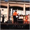 Der Kinderchor vor dem Rathaus.