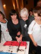 Francine Vika und Flore Thomas schneiden die Torte an.