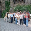 Gruppenfoto vor dem Tor der Burg Cochem.