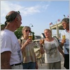 Auf ein Bier vor dem Rathaus von Vineuil.